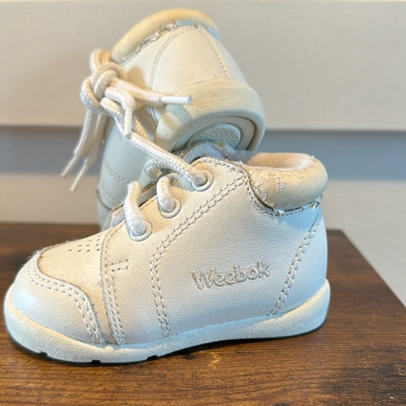 Weebok‎ Baby shoes white size 1 1/2 M - Picture 1 of 9